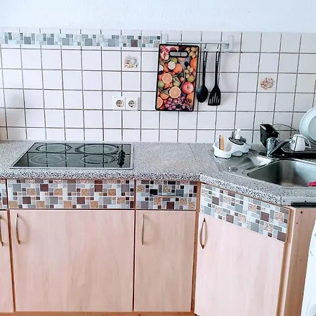 Apartment Budget In Halle With Shared Bathroom & Free Wifi
