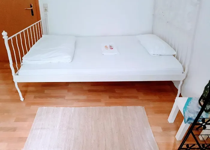 Budget In Halle With Shared Bathroom & Free Wifi Lägenhet *